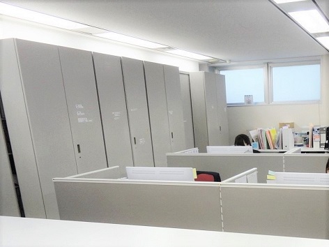 自然光が差し込む、白を基調とした清潔感のあるオフィスです!パーテーションで仕切られておりコロナ対策もバッチリ!